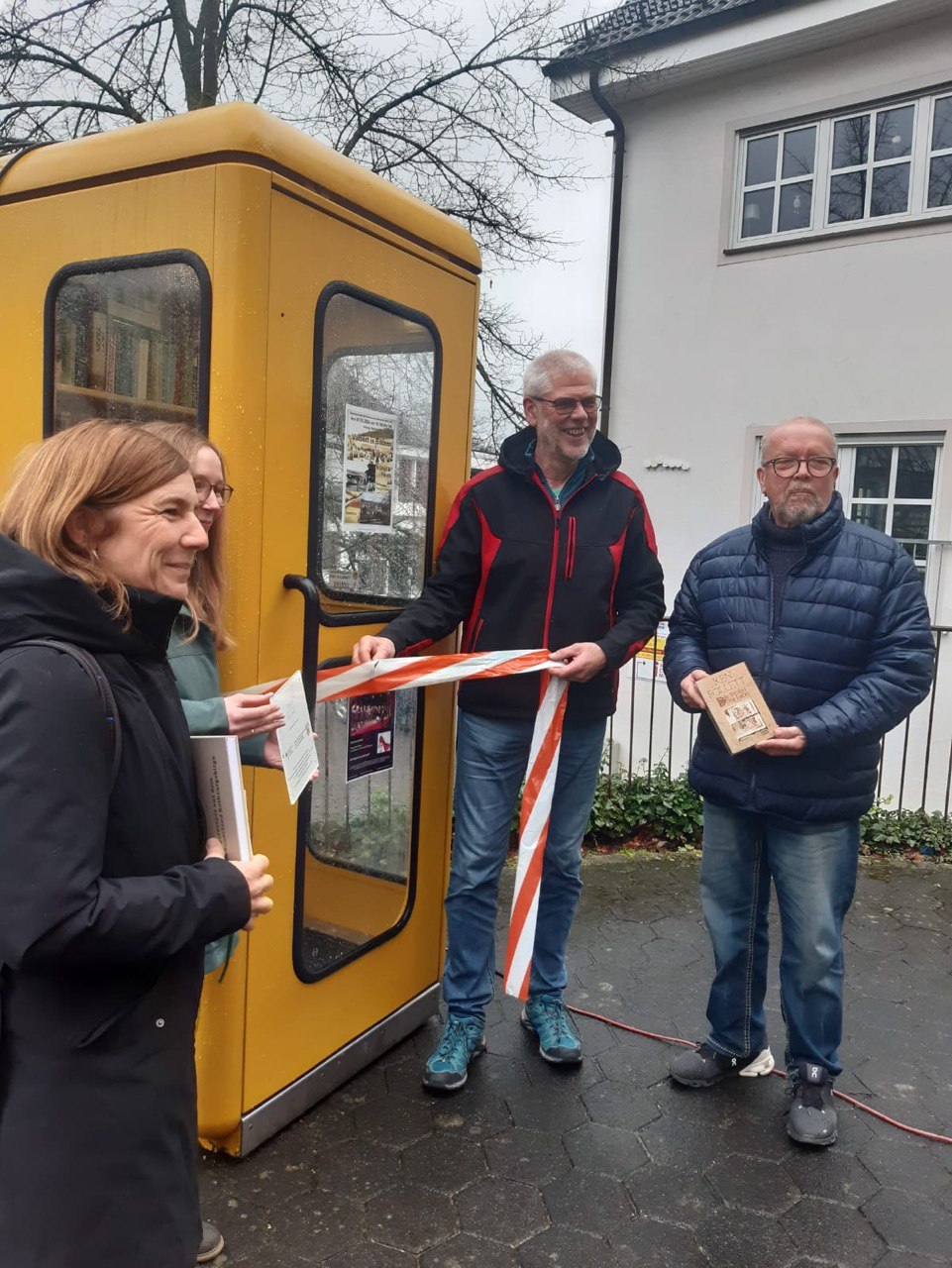 Bücherzelle offiziell eröffnet Gemeinsam für Valbert e V